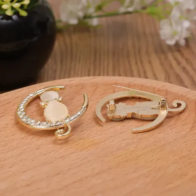 1pc Delicate Cute Moon Shape Cat Eye Stone Brooch